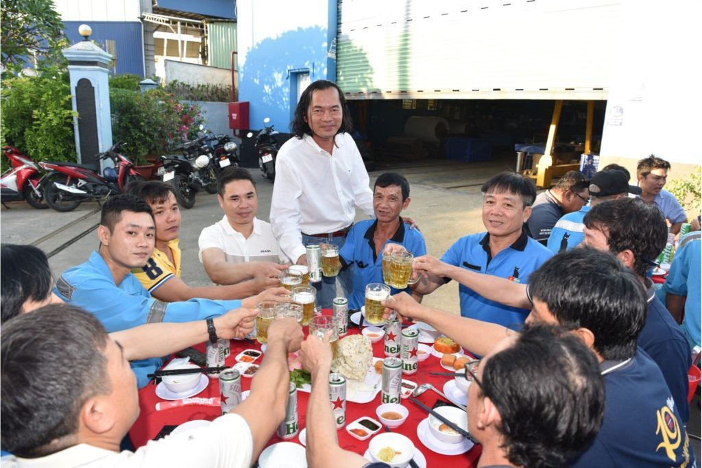 Chủ tịch Mèo Đen - Ông Hồ Minh Kha Giao lưu cùng với nhân viên trong buổi tiệc chúc mừng sinh nhật Mèo Đen 