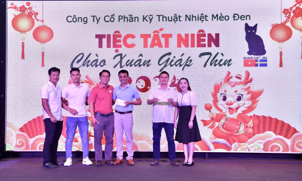 Khen thưởng các cá nhân có thành tích xuất sắc trong năm vừa qua 