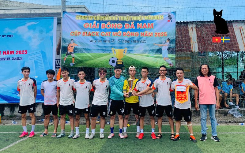 Mr. Ho Minh Kha – Chairman of the Board of Directors of Black Cat JSC – presented the Championship Cup and the Commemorative Flag to the winners of this year's tournament.