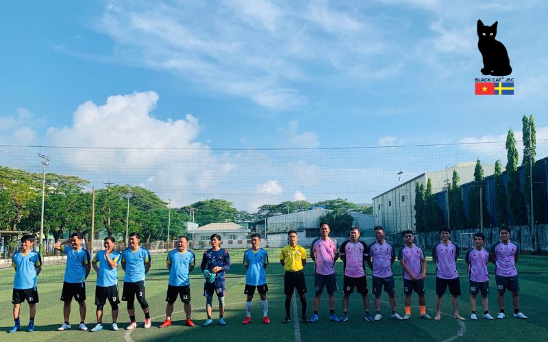 Đội ISS và Du team chụp hình kỉ niệm trước khi diễn ra trận đấu