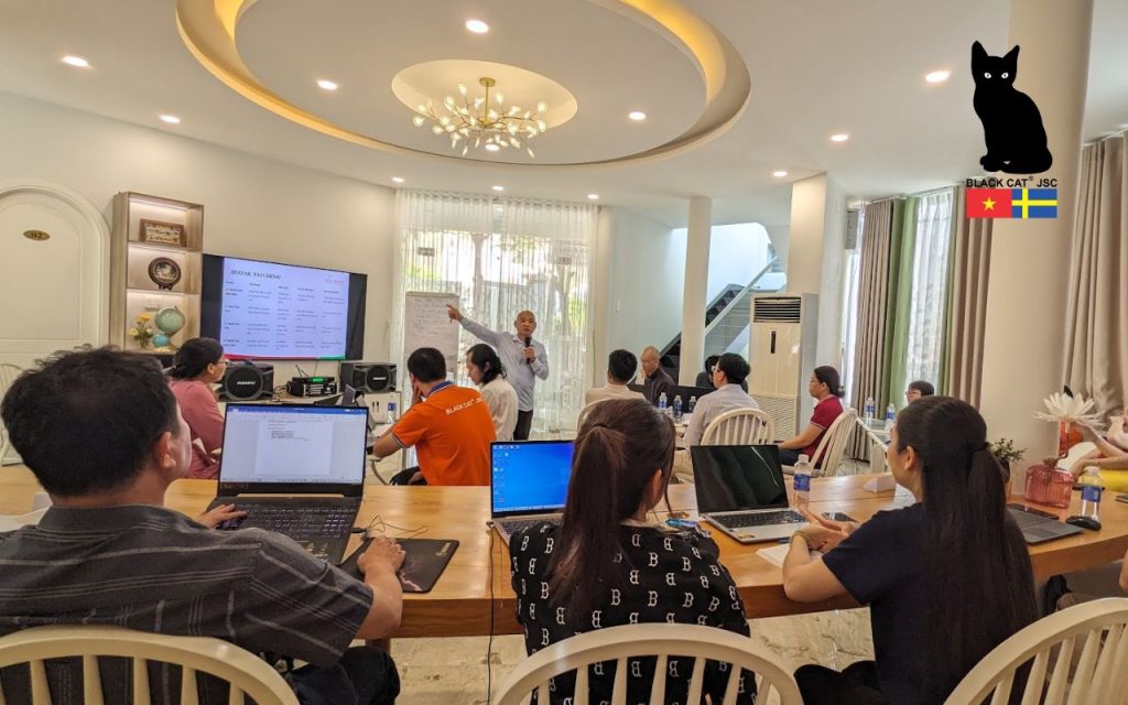 Toàn cảnh buổi đào tạo Strategic Decision-Making & Financial Insight với sự tham gia của đội ngũ quản lý Công ty Mèo Đen
