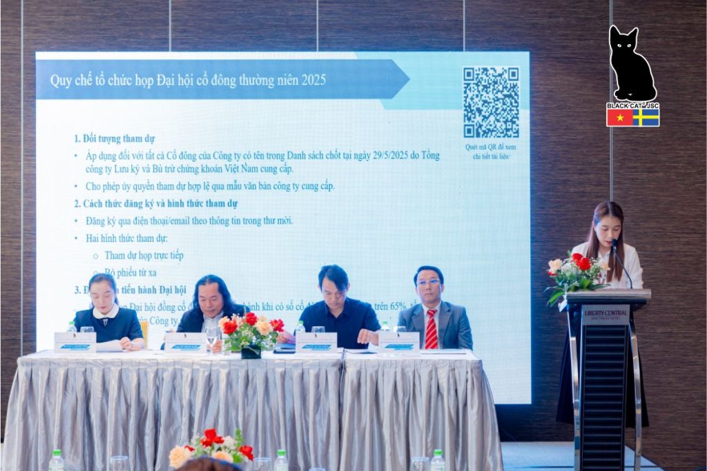 Bà Phạm Thị Hiền – Thư ký đại hội trình bày về Quy chế tổ chức họp ĐHĐCĐ thường niên năm 2025 và tóm tắt chương trình Đại hội