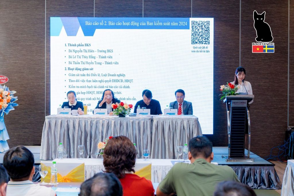 Bà Thiều Thị Huyền Trang - Thành viên Ban kiểm soát trình bày báo cáo số 02 của Ban Kiểm soát về kết quả hoạt động năm 2024