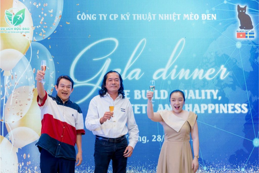 The Company’s leadership and staff raise their glasses in celebration of unity, solidarity, and the shared ambition for breakthrough growth in 2025.