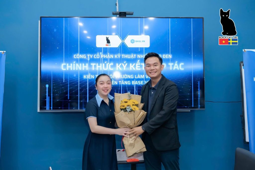 Representatives of Black Cat JSC and Base.vn exchanged congratulatory flowers following the signing ceremony to launch the digital transformation platform