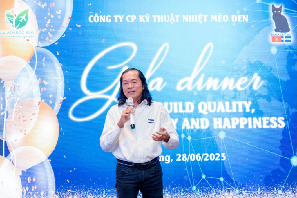 Mr. Ho Minh Kha – Chairman of the Board delivering a speech at the Gala Dinner, sharing development directions and expressing gratitude to all company staff.