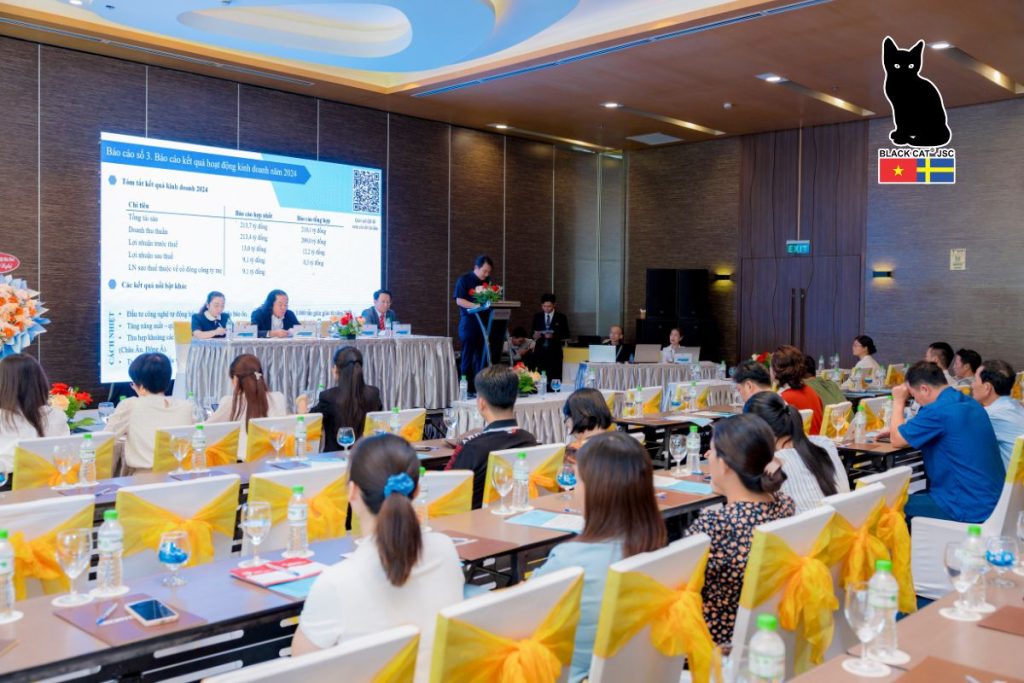 Cổ đông lắng nghe báo cáo kết quả hoạt động sản xuất kinh doanh năm 2024 tại Đại hội