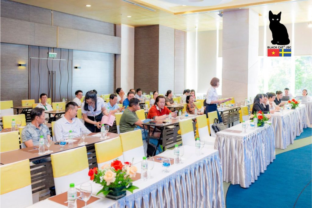 Shareholders cast their votes to elect members of the Board of Directors and the Board of Controllers for the new term.