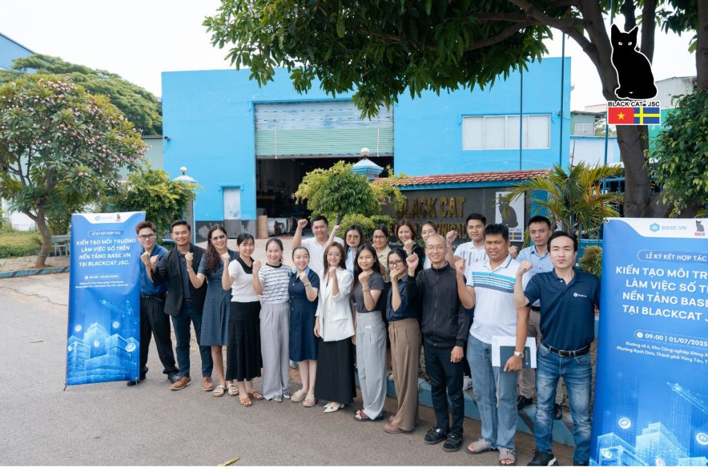The Black Cat JSC team and representatives from Base.vn took a commemorative photo following the recent kick-off event for the digital transformation project.
