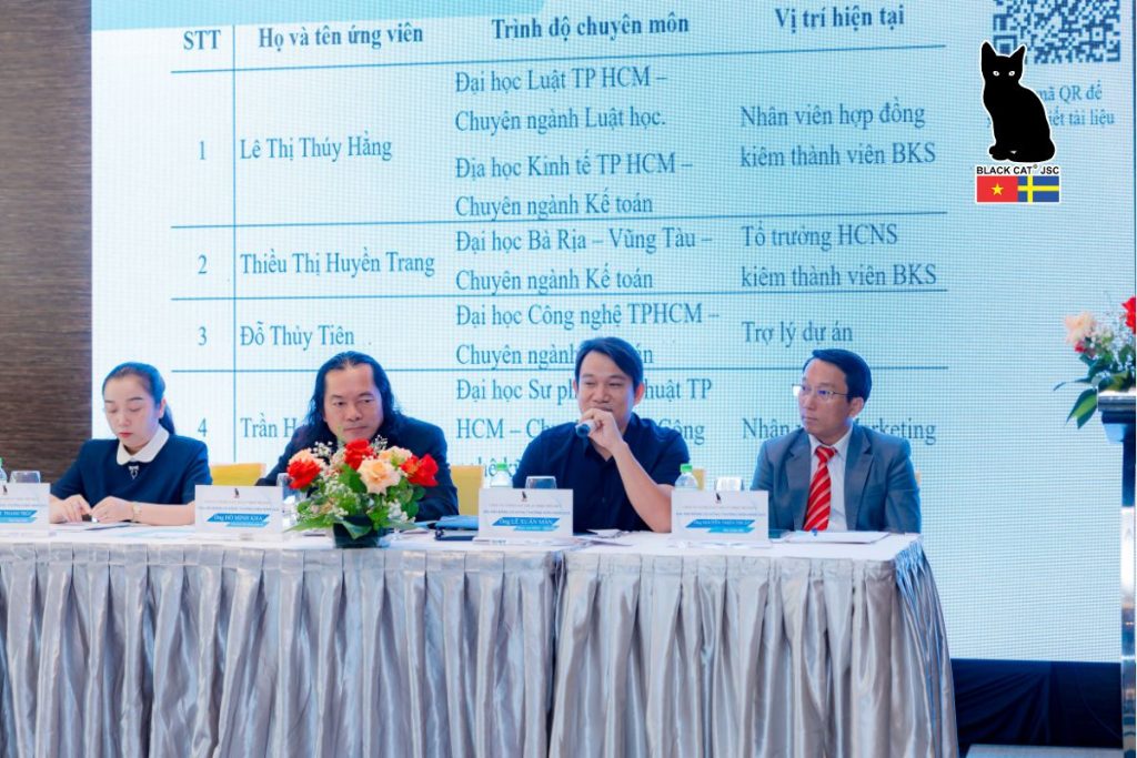 Đoàn chủ tọa trả lời câu hỏi, ghi nhận góp ý từ cổ đông tham dự Đại hội