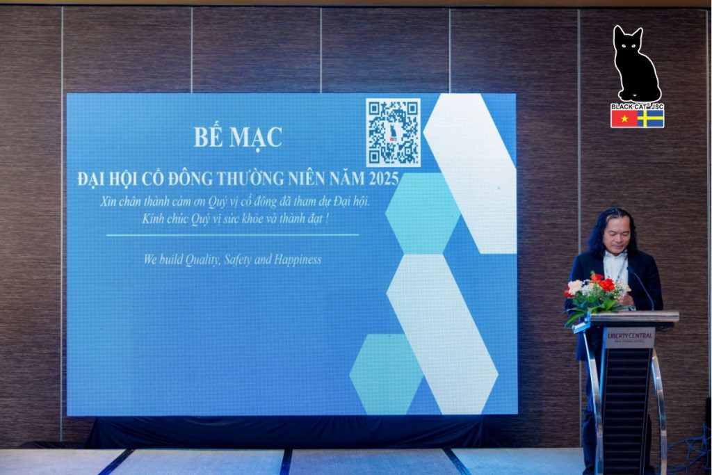 Mr. Ho Minh Kha – Chairman of the Presidium – delivers the closing remarks of the Annual General Meeting.