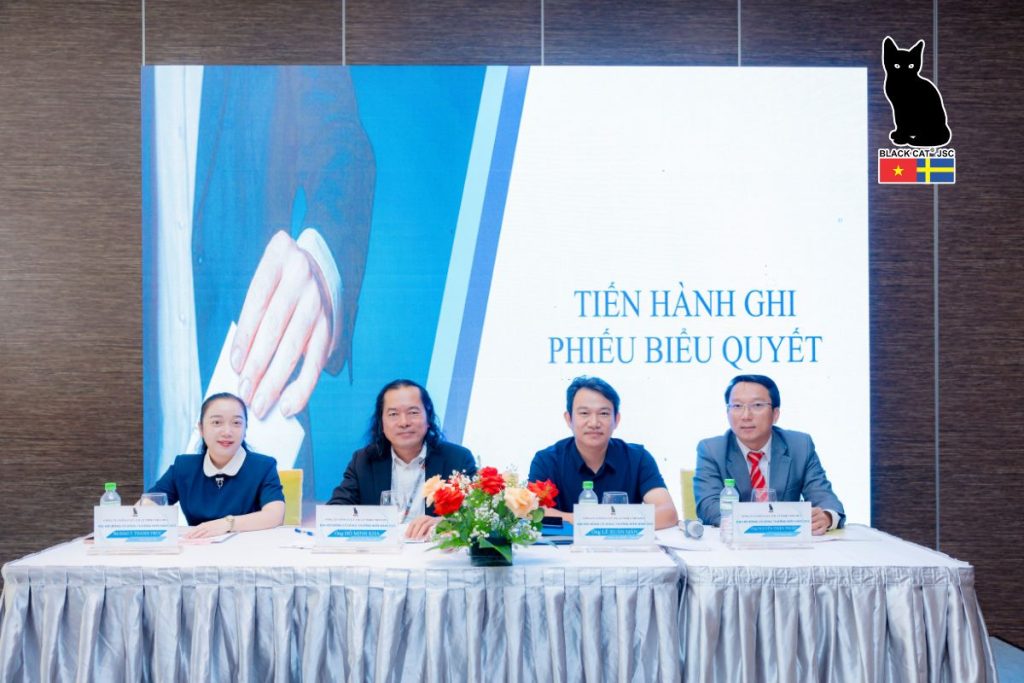 Phiên biểu quyết diễn ra công khai, minh bạch dưới sự điều hành của Đoàn Chủ tọa