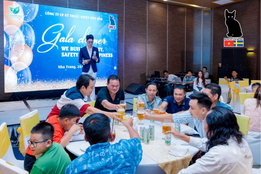 Toàn thể cán bộ nhân viên quây quần bên bàn tiệc, cùng nâng ly chúc mừng và thưởng thức bữa tối thân mật.