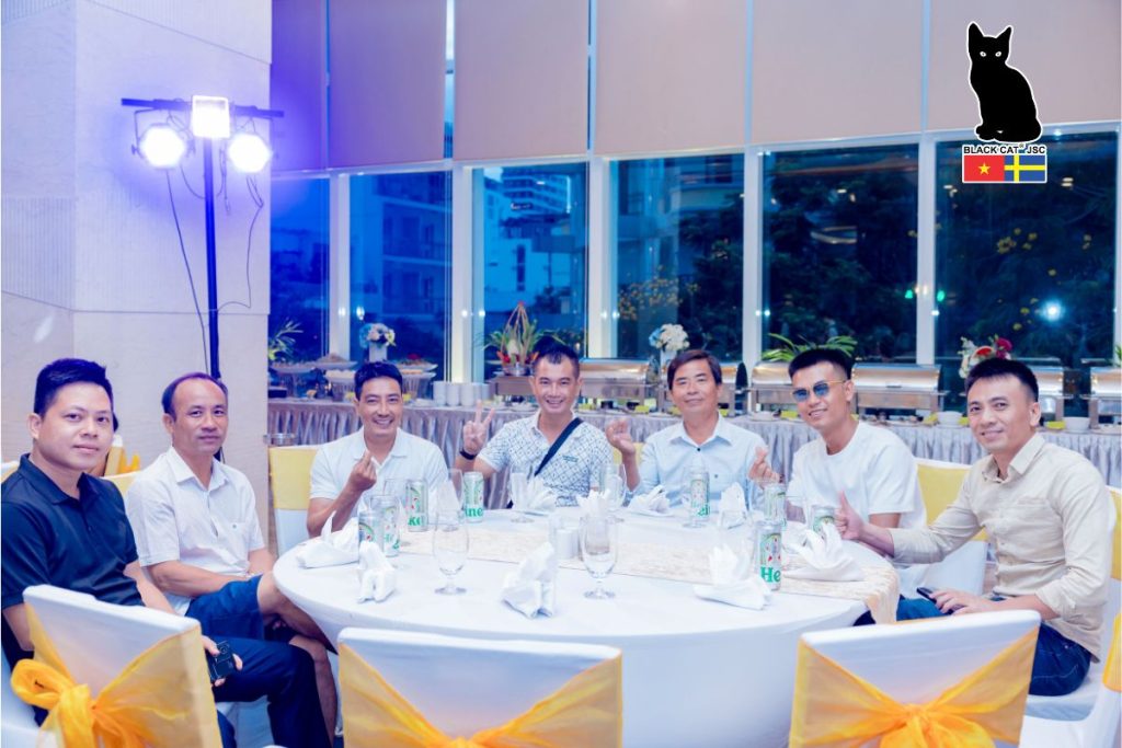 Toàn thể cán bộ nhân viên quây quần bên bàn tiệc, cùng nâng ly chúc mừng và thưởng thức bữa tối thân mật.