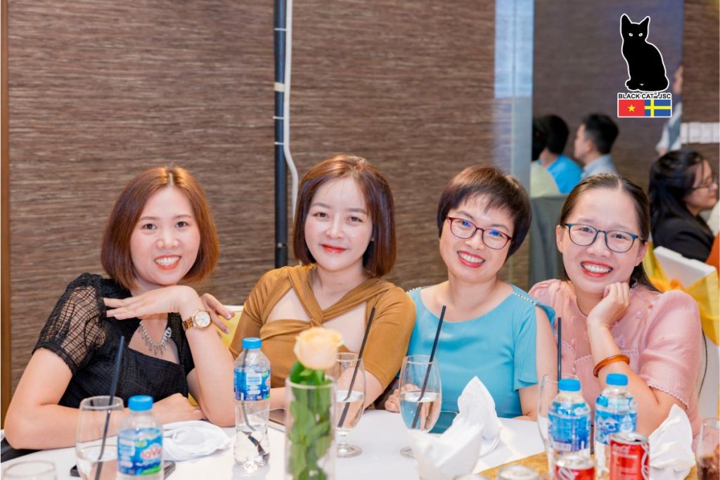 Toàn thể cán bộ nhân viên quây quần bên bàn tiệc, cùng nâng ly chúc mừng và thưởng thức bữa tối thân mật.