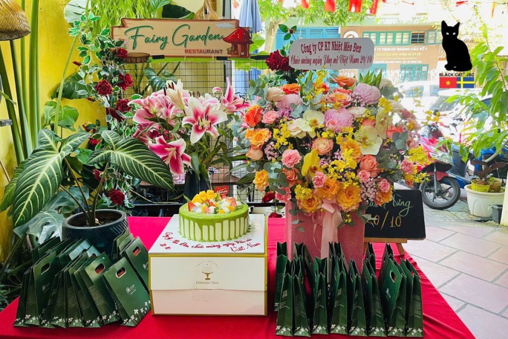 Không gian tại buổi tiệc chúc mừng Ngày Phụ nữ Việt Nam 20/10 của Công ty Mèo Đen – nơi những bó hoa rực rỡ và phần quà ý nghĩa được gửi tặng đến các nữ nhân viên.