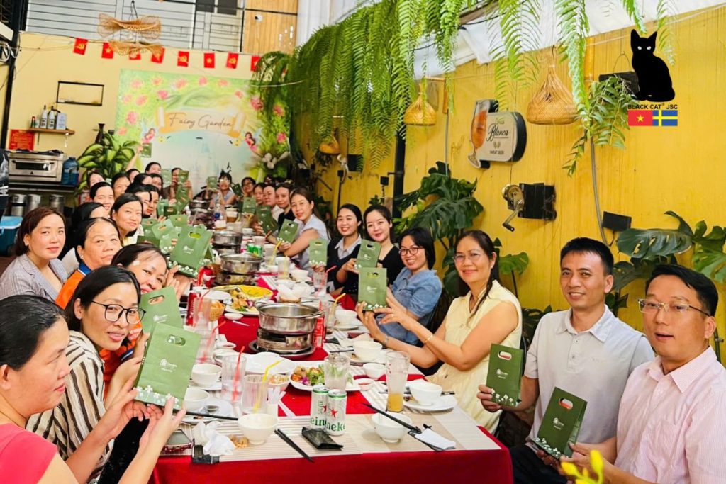 Các nữ nhân viên Công ty Mèo Đen cùng nhau mừng Ngày Phụ nữ Việt Nam 20/10 trong không khí vui tươi và ấm áp.