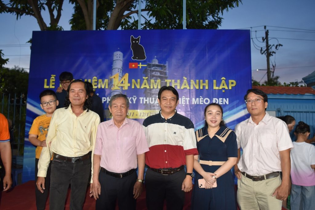 Ban Lãnh đạo Công ty Cổ phần Kỹ thuật Nhiệt Mèo Đen trong khoảnh khắc cắt bánh kỷ niệm 14 năm thành lập
