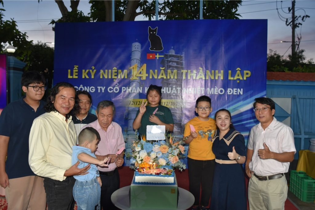 Ban Lãnh đạo Công ty Cổ phần Kỹ thuật Nhiệt Mèo Đen trong khoảnh khắc cắt bánh kỷ niệm 14 năm thành lập