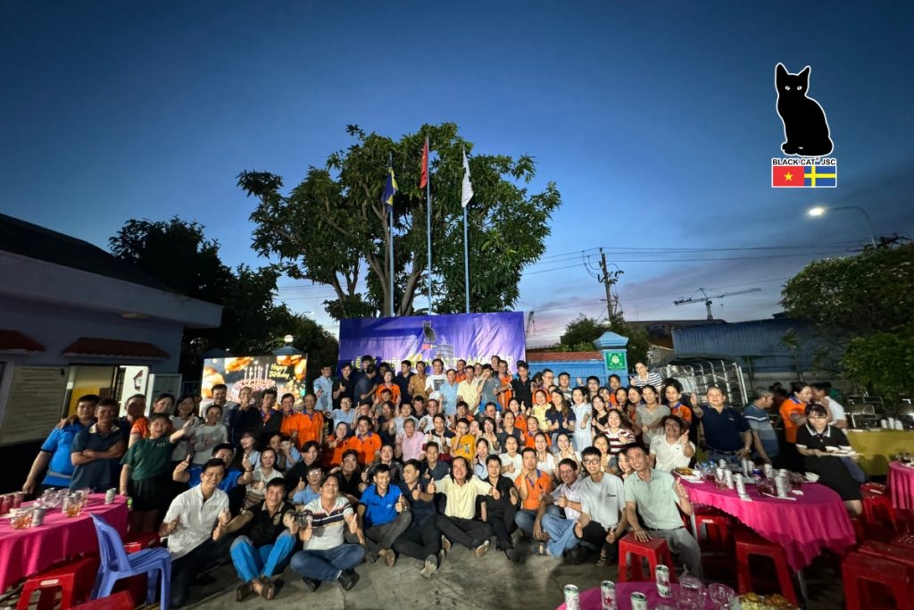 Tập thể nhân viên Công ty Cổ phần Kỹ thuật Nhiệt Mèo Đen tại buổi họp mặt kỷ niệm 14 năm thành lập.