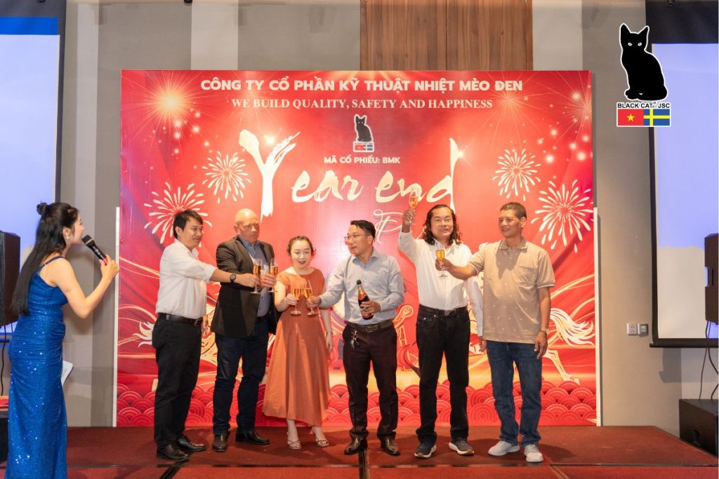 Ban Giám đốc Công ty Cổ phần Kỹ thuật Nhiệt Mèo Đen nâng ly chúc mừng trong không khí buổi tiệc tất niên