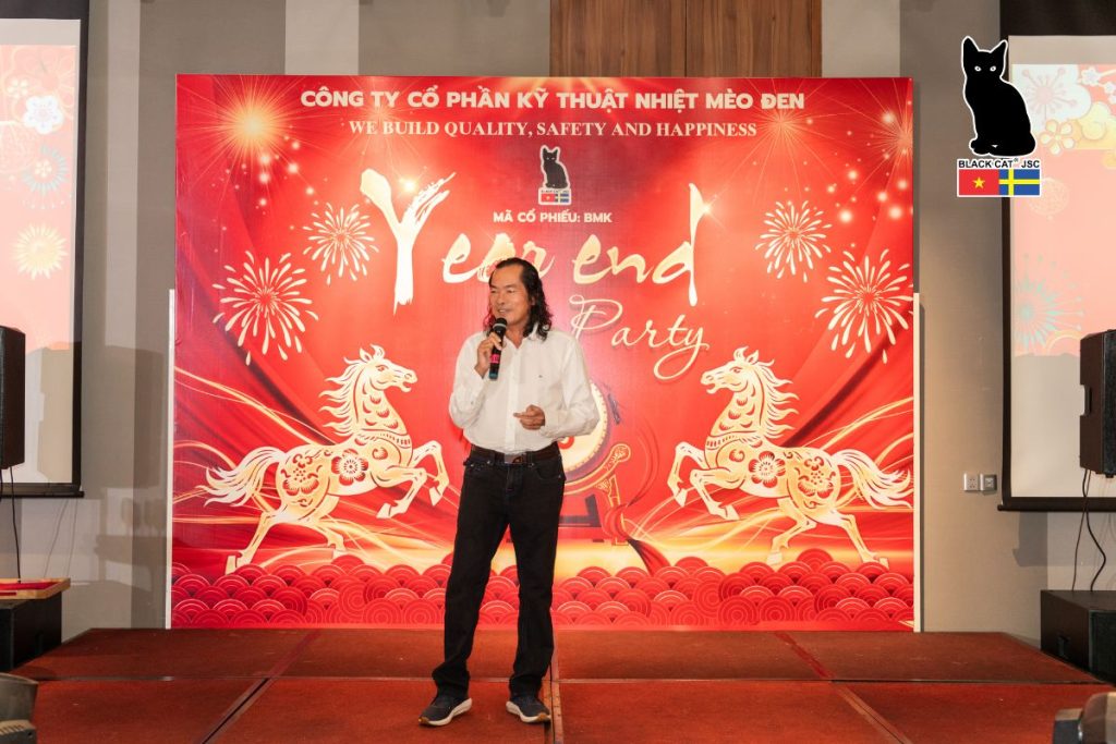 Ông Hồ Minh Kha – Chủ tịch HĐQT đại diện Ban lãnh đạo phát biểu về định hướng phát triển của Công ty Cổ phần Kỹ thuật Nhiệt Mèo Đen tại buổi họp mặt cuối năm