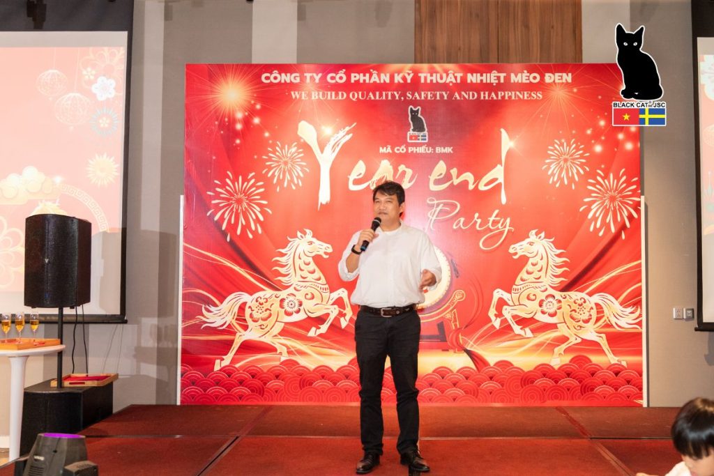 Ông Lê Xuân Mẫn – Giám đốc Công ty Cổ phần Kỹ thuật Nhiệt Mèo Đen chia sẻ về định hướng hoạt động năm 2026 tại buổi tiệc tất niên.