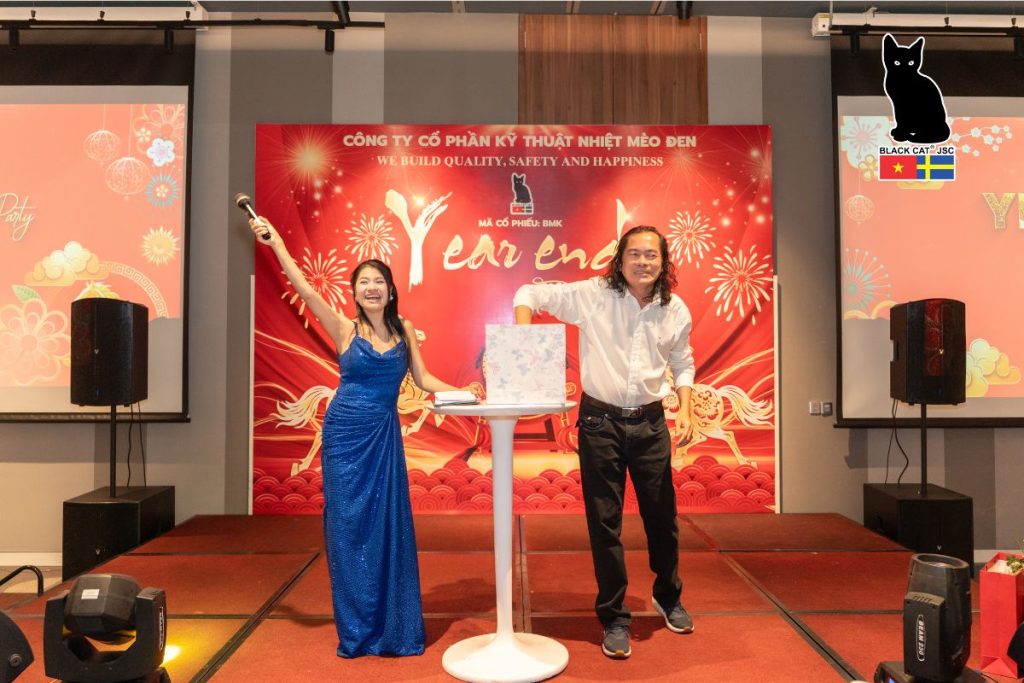 Các tiết mục văn nghệ và trò chơi tạo không khí gắn kết trong chương trình họp mặt cuối năm của Công ty