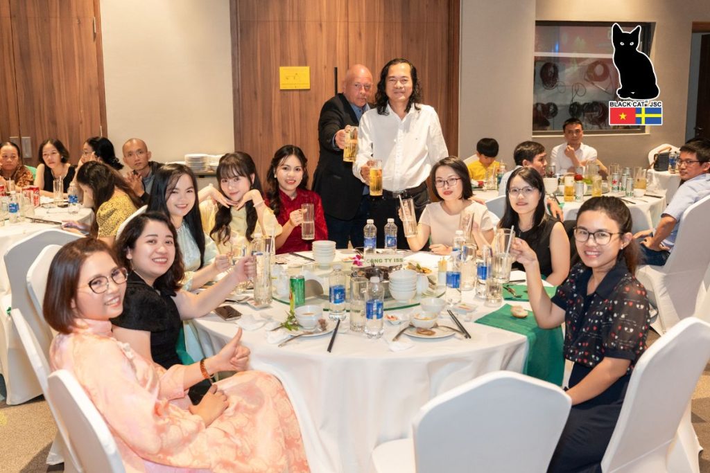 Các tiết mục văn nghệ và trò chơi tạo không khí gắn kết trong chương trình họp mặt cuối năm của Công ty