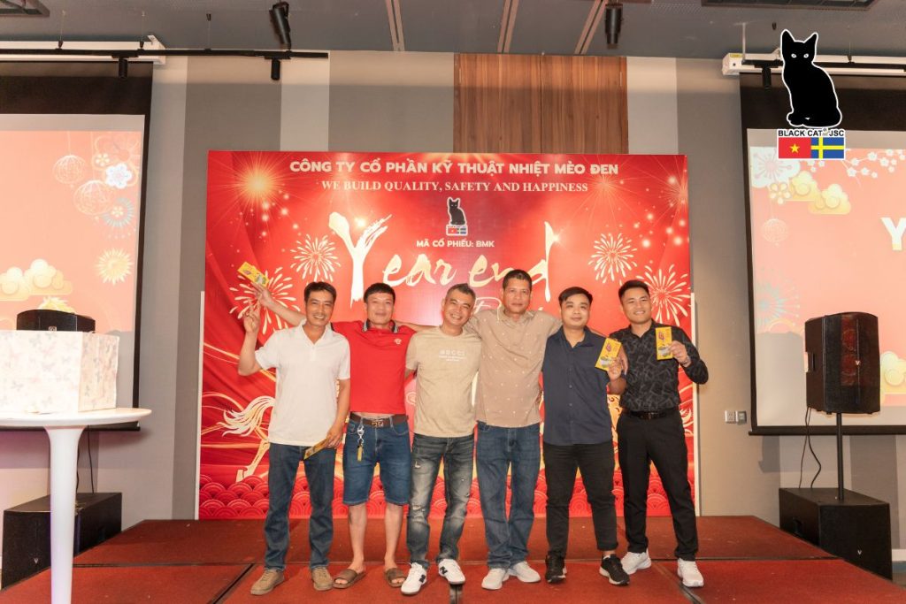 Các tiết mục văn nghệ và trò chơi tạo không khí gắn kết trong chương trình họp mặt cuối năm của Công ty