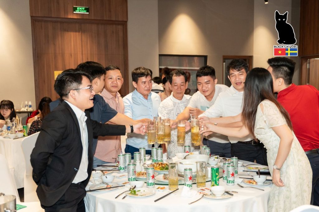 Các tiết mục văn nghệ và trò chơi tạo không khí gắn kết trong chương trình họp mặt cuối năm của Công ty