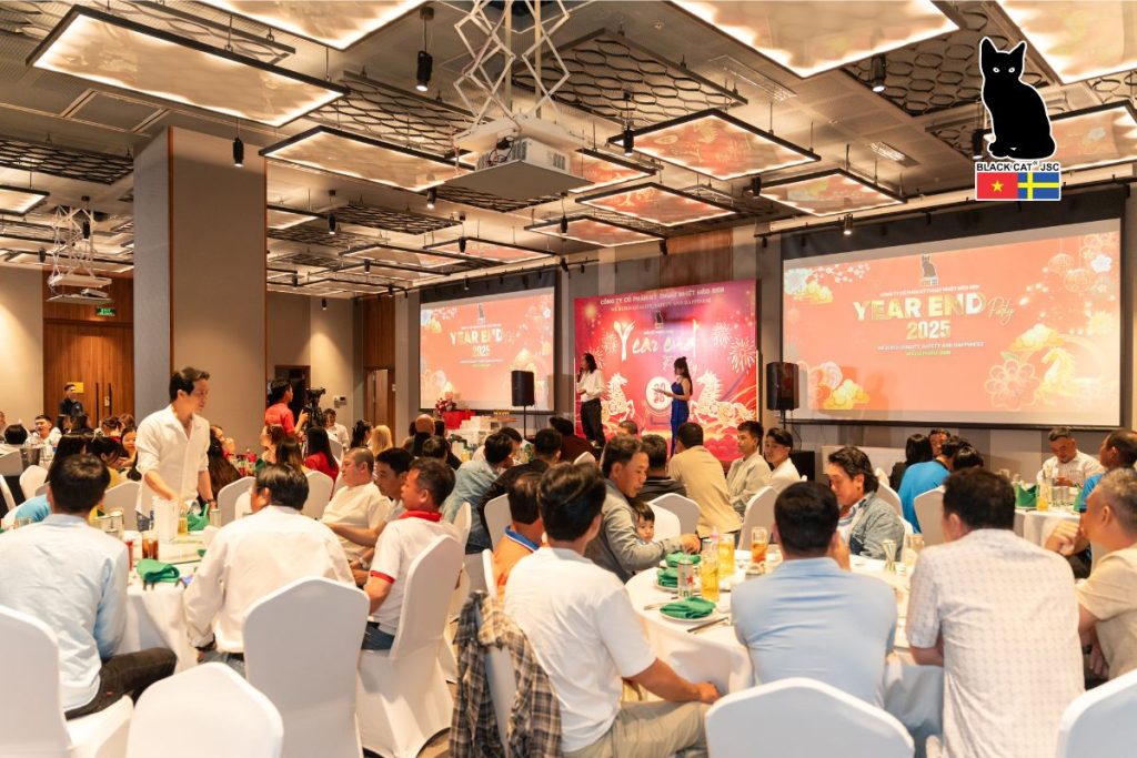 Các tiết mục văn nghệ và trò chơi tạo không khí gắn kết trong chương trình họp mặt cuối năm của Công ty