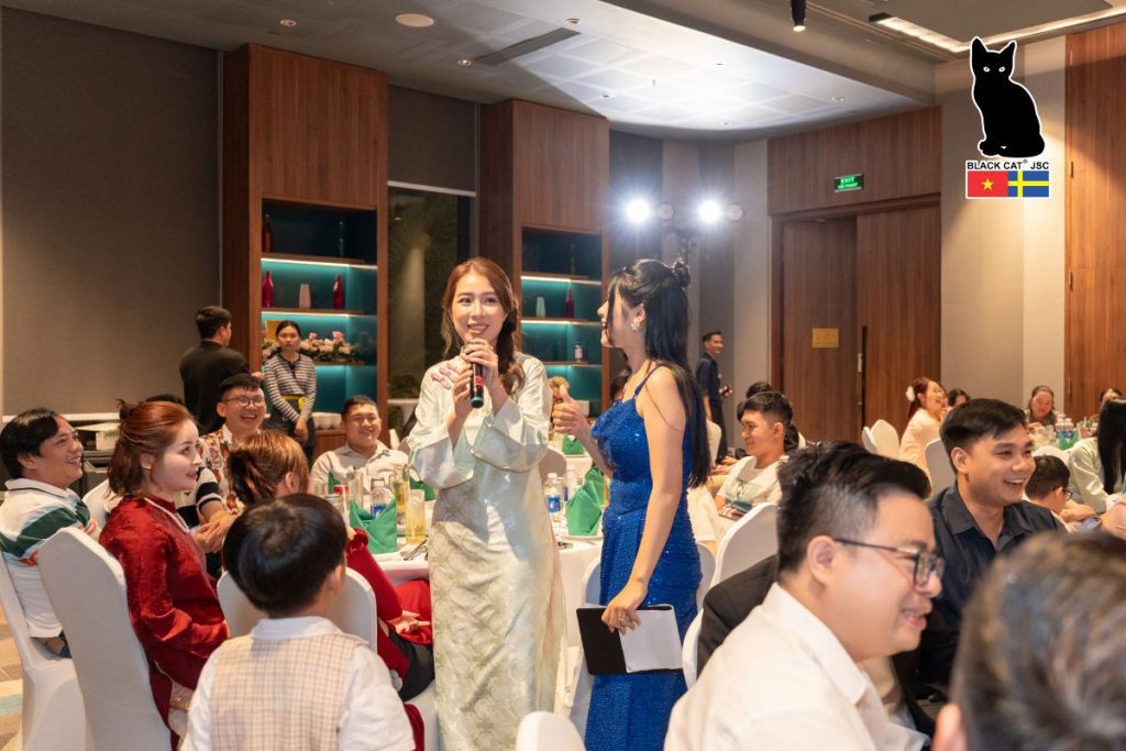 Các tiết mục văn nghệ và trò chơi tạo không khí gắn kết trong chương trình họp mặt cuối năm của Công ty