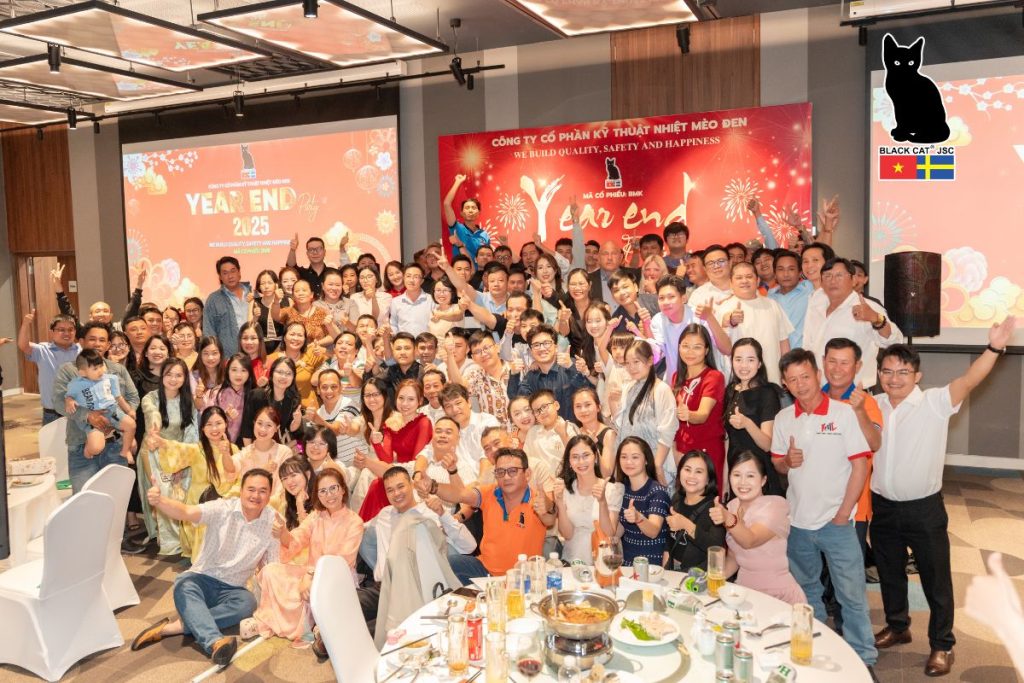Tập thể nhân sự Công ty Cổ phần Kỹ thuật Nhiệt Mèo Đen chụp hình lưu niệm sau khi chương trình tiệc tất niên khép lại.