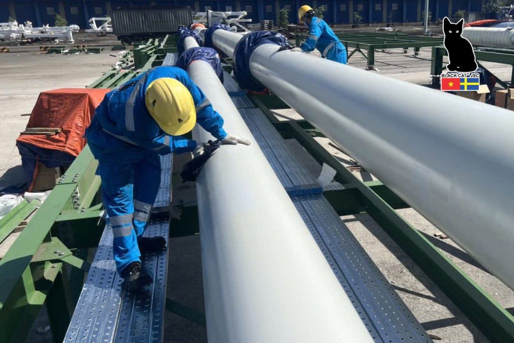The installation team of Black Cat JSC is performing surface cleaning of the liquid ethane pipeline from the port to the storage tank area during the preparation phase for insulation works.