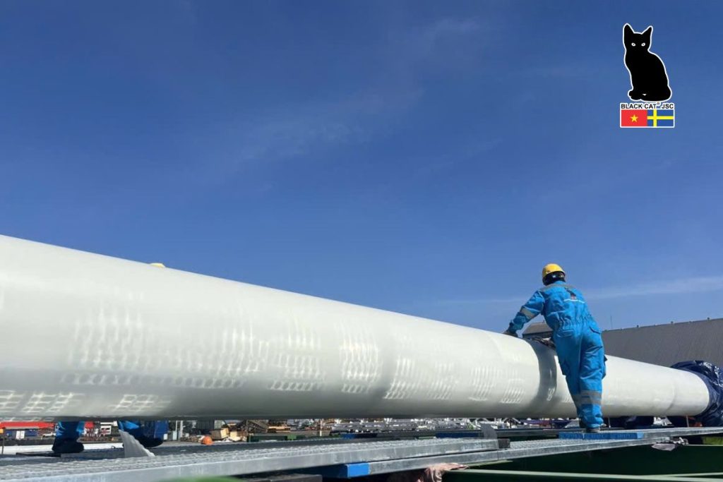 The installation team of Black Cat JSC is performing surface cleaning of the liquid ethane pipeline from the port to the storage tank area during the preparation phase for insulation works.