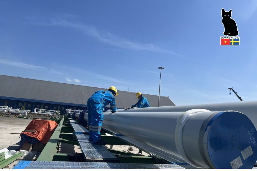 The installation team of Black Cat JSC is performing surface cleaning of the liquid ethane pipeline from the port to the storage tank area during the preparation phase for insulation works.