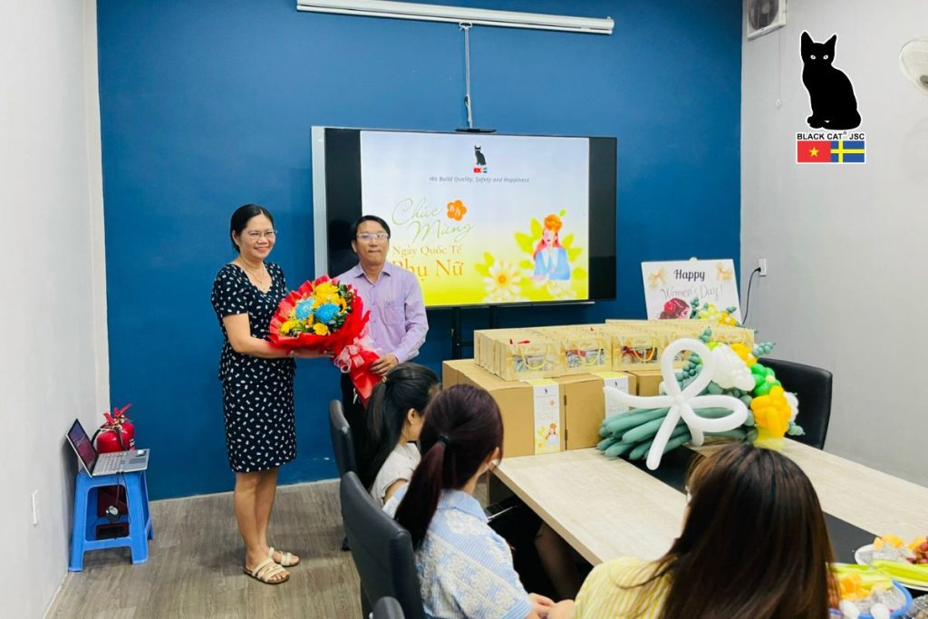 Representatives of the company’s management presented gifts to female staff members on the occasion of International Women’s Day (March 8).