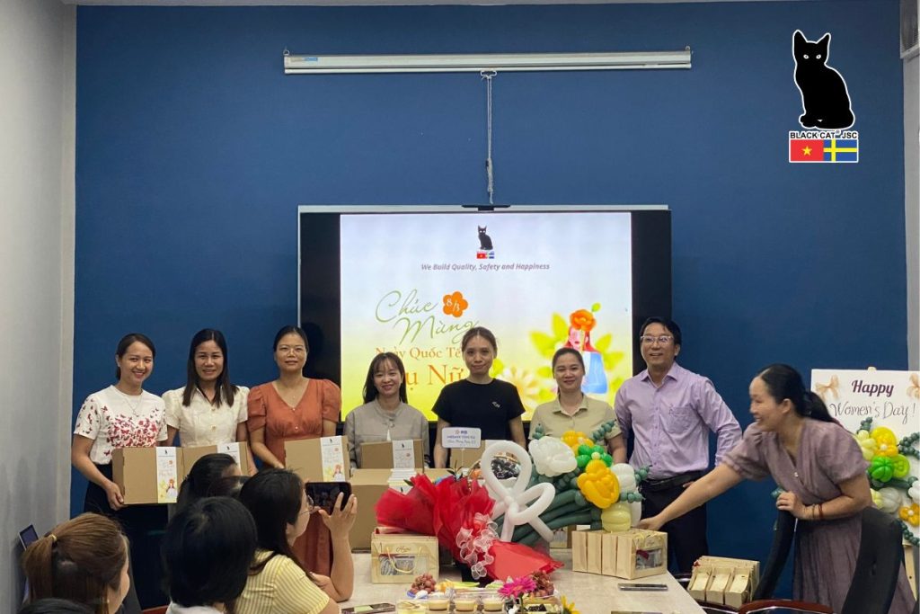 Representatives of the company’s management presented gifts to female staff members on the occasion of International Women’s Day (March 8).