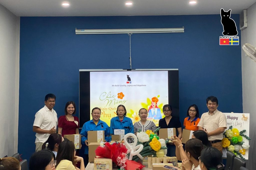 Representatives of the company’s management presented gifts to female staff members on the occasion of International Women’s Day (March 8).