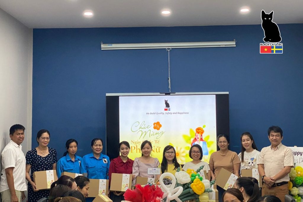 Representatives of the company’s management presented gifts to female staff members on the occasion of International Women’s Day (March 8).