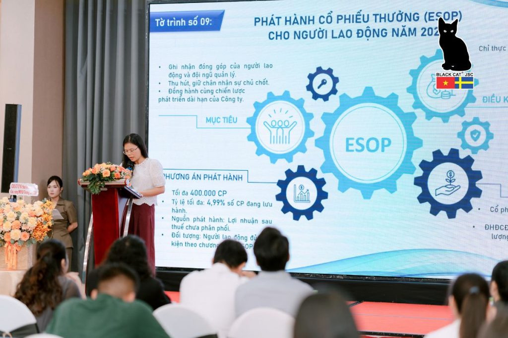 Bà Trần Thị Minh Phương trình bày Tờ trình thông qua phát hành cổ phiếu thưởng cho người lao động (ESOP) năm 2026 