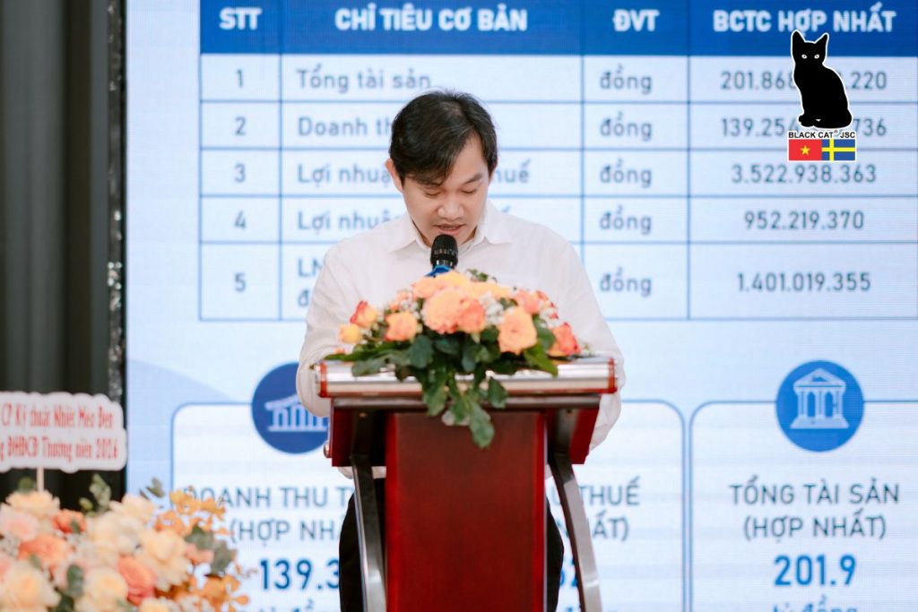 Ông Lê Xuân Mẫn Thành viên HĐQT, Giám đốc Công ty trình bày Báo cáo Kết quả kinh doanh năm 2025 và kế hoạch 2026